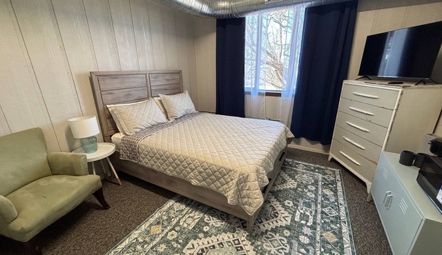 Whiskey Xray - Private Room in Mineral Wells