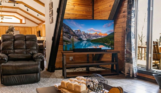 White River Escape with BBQ & Private Backyard in Norfork