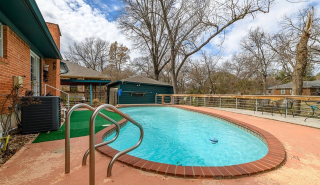 White Rock Poolside Retreat- 4 Beds & a Private Pool