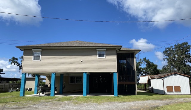 Woodpark Retreat - Beautiful Fishing Camp on the Water in Myrtle Grove.