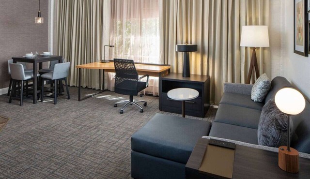 You Found It, Modern Pet-friendly 2BR Suite, Private Kitchen, Swimming Pool!