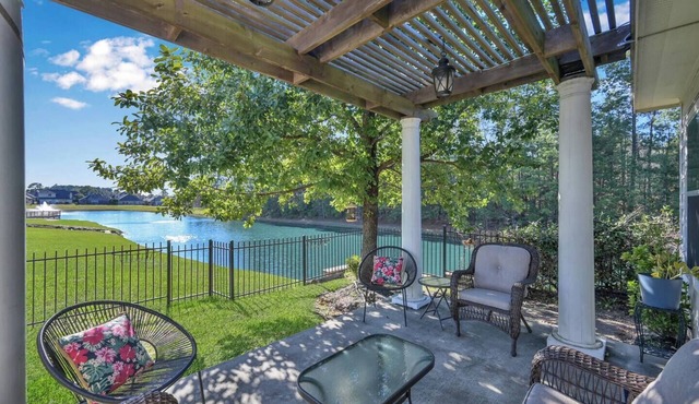 Your peaceable kingdom on the lake in Conroe Texas
