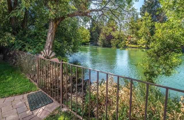DOWNTOWN RIVERFRONT HOME WITH RIVER ACCESS, BEST LOCATION, 2 PRIMARY BDRMS in Bend