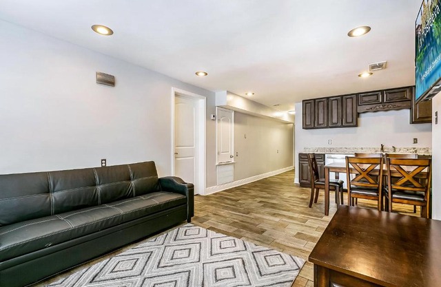 Lovely 2BR next to City Park by Hosteeva
