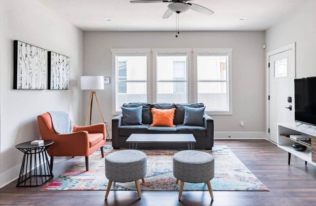 Stay on a Restored 1920 Residence mins to Riverwalk