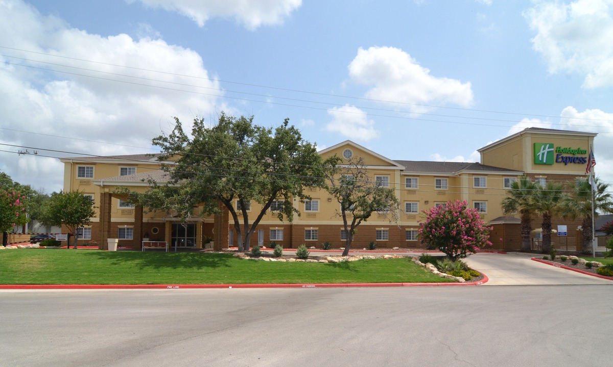 Hollywood Park Hotel | Holiday Inn Express Hotel & Suites San Antonio-Airport North, an Ihg Hotel