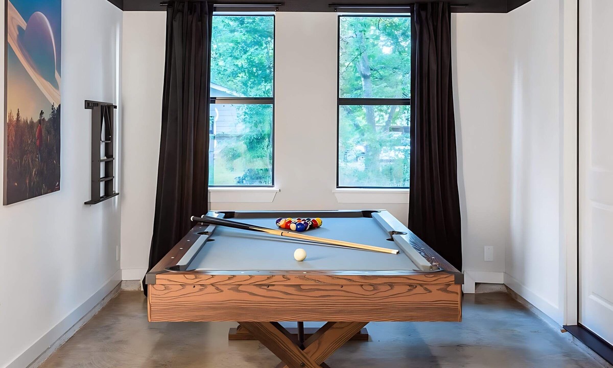 Govalle Cottage | Stylish Clubhouse Retreat w/Hot Tub Near Downtown