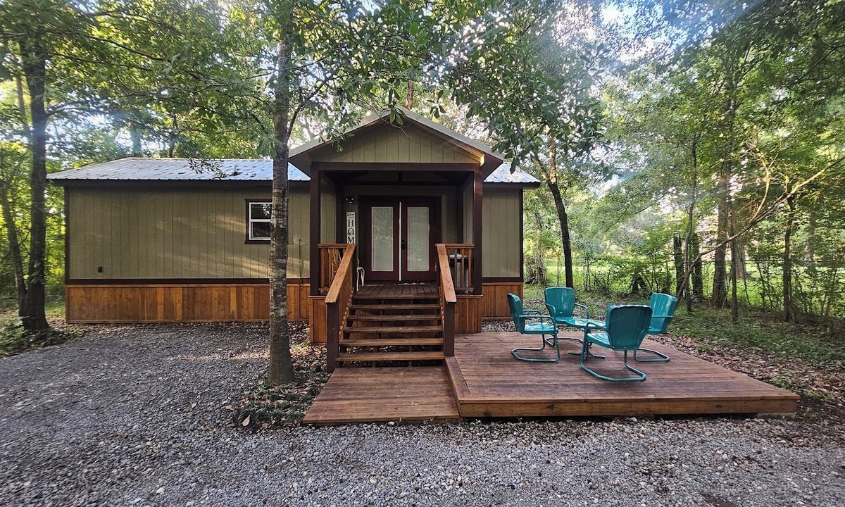 Orange House | Cozy 1 Bedroom Bungalow with all the comforts of home!