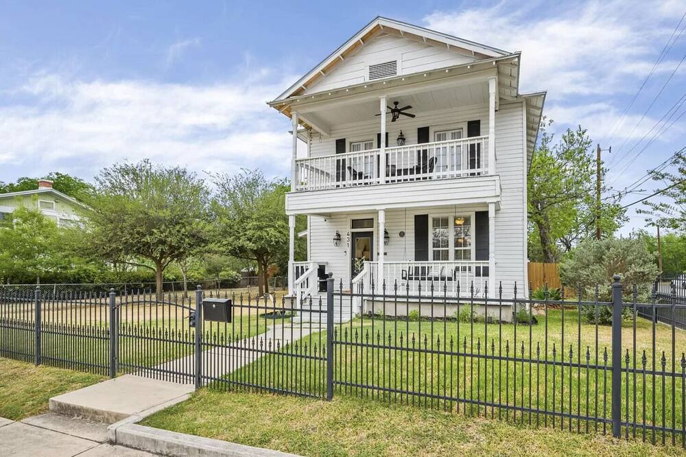 Eastside Promise Neighborhood House | Minutes Away from Riverwalk & Alamo! Beautiful Home w/ Hot Tub & Fire Pit