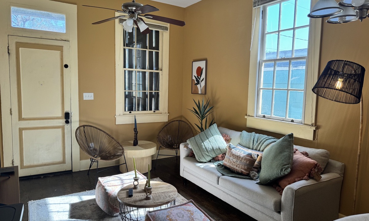 McDonough House | Walking distance from ferry which brings you to downtown!
