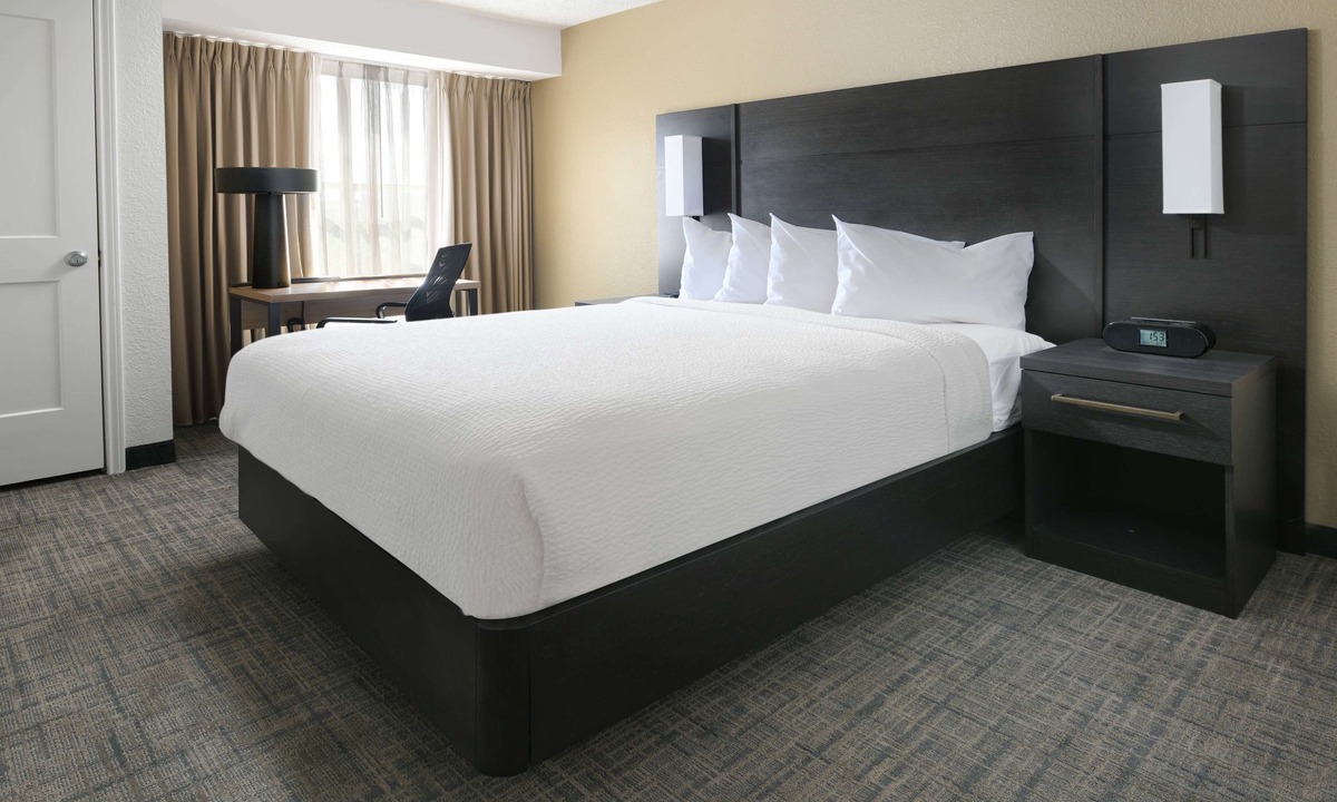 Richardson Hotel | Pet-friendly Hotel Near Cotton Bowl Stadium! FREE Parking, Pool, Tennis Court!
