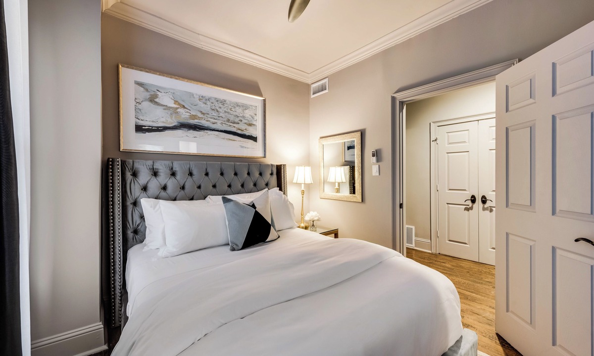 Old East Dallas Condo | Discover Munger’s historic charm in this spacious 3-bedroom, 3 1/2 bath condo for up to 7 guests. Each bedroom offers a private ensuite, luxury linens, and Sleep 8 Technology. Enjoy a chef’s kitchen with high-end appliances & spacious living areas.