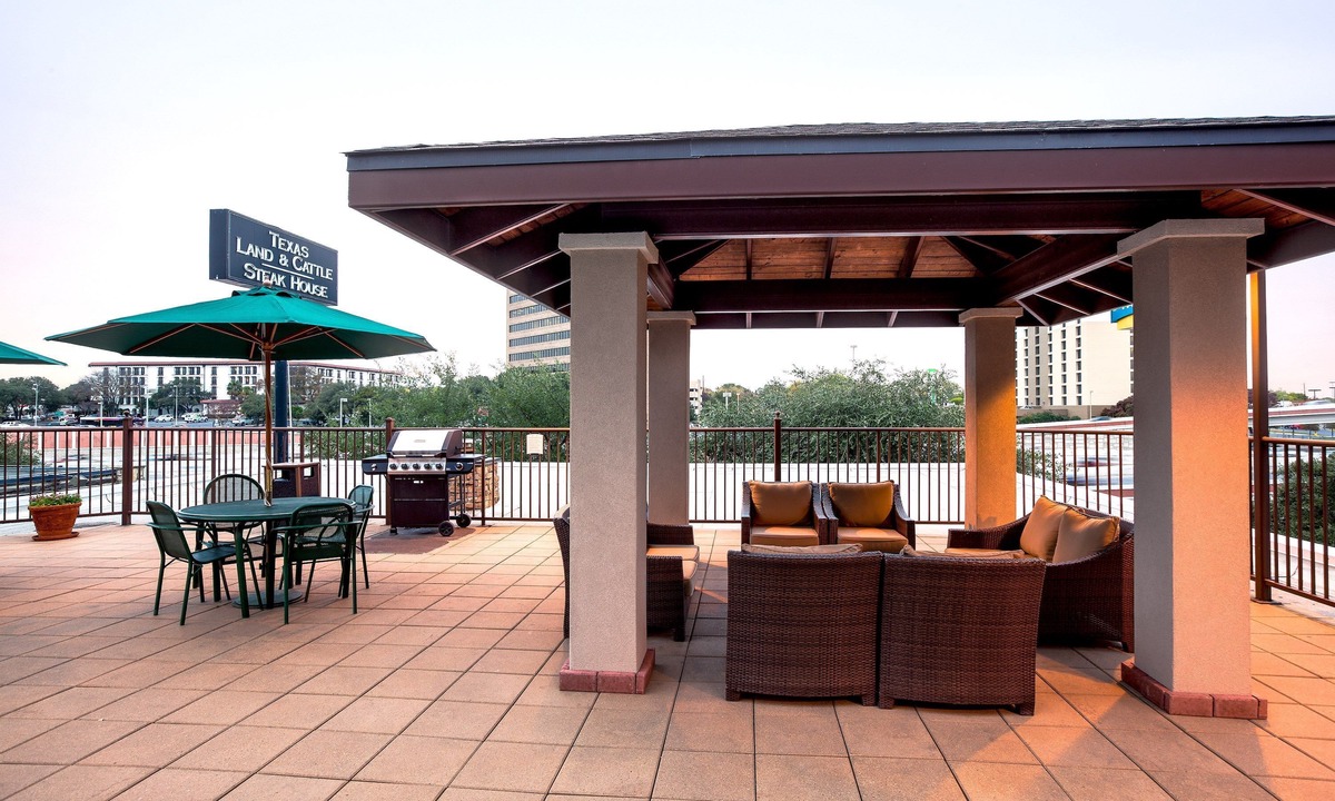 Shearer Hills - Ridgeview Condo | Free Breakfast + Outdoor Pool | Suite with Roll-in Shower Only 15 Minutes from the Riverwalk!
