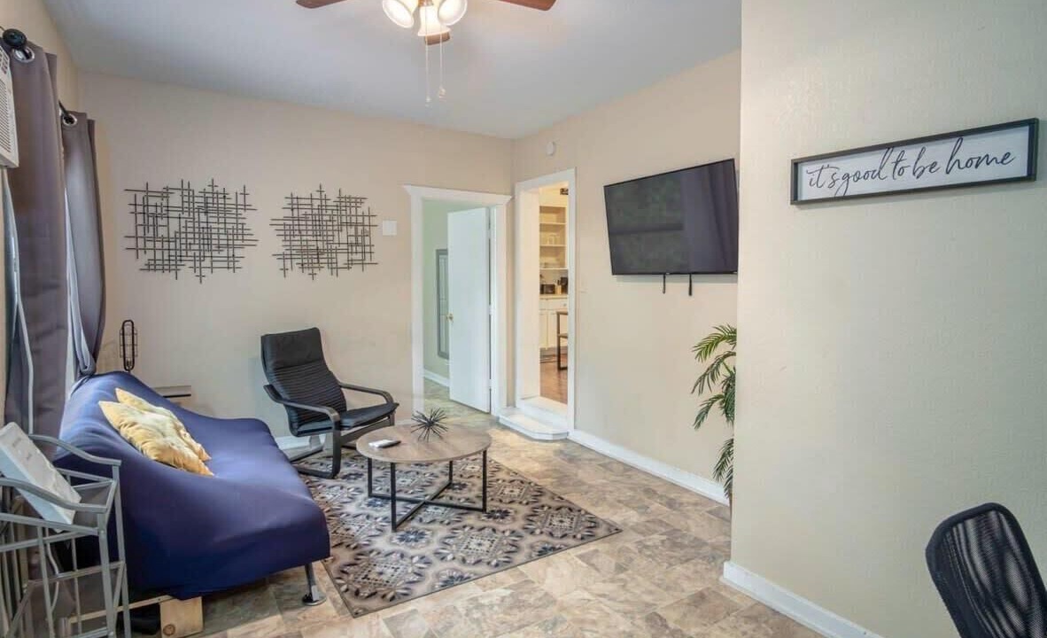 Nevada Street Apartment | Cozy Downtown Guest House 2BR/1BA Sleeps 8