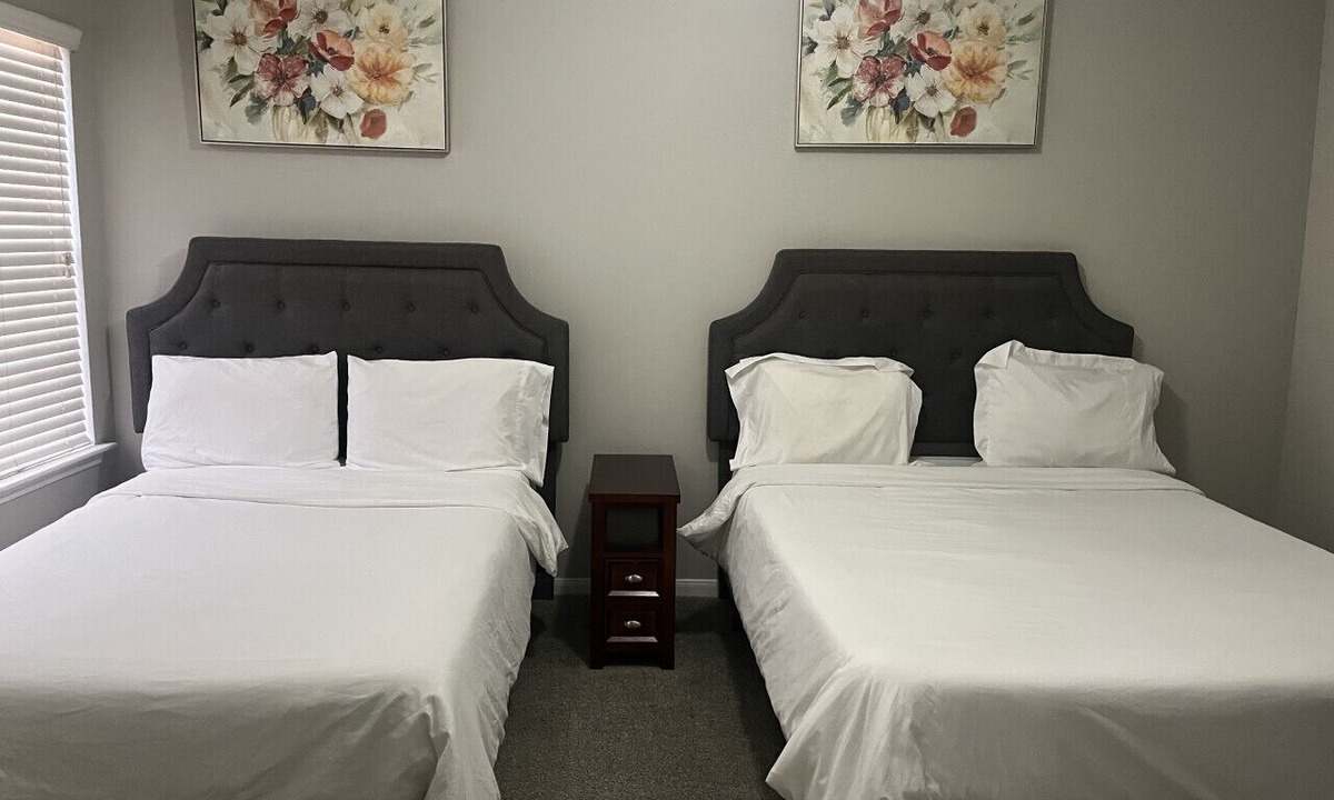 Texas Medical Center Apartment | Pool View 3 Bedroom/2 Bath Condo in Houston