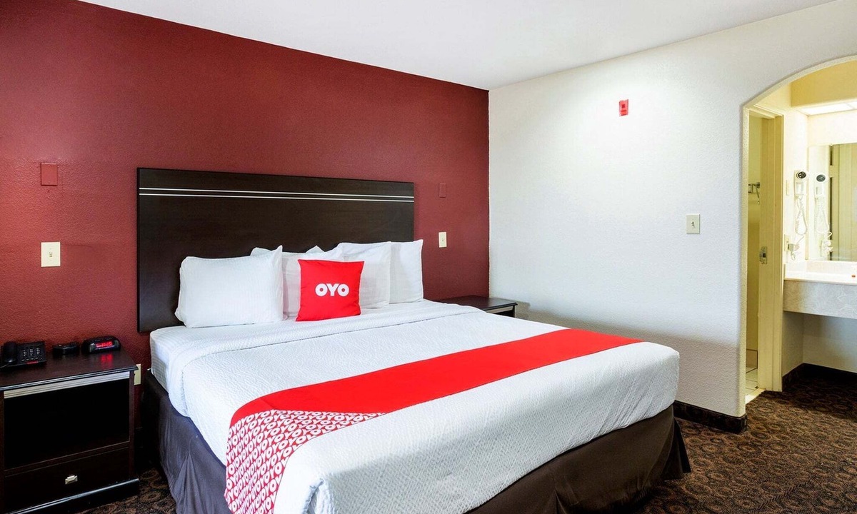 Port Allen Apartment | King Bed | Non-Smoking