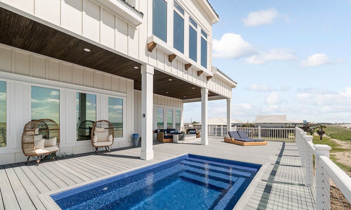 Grand Isle House | Bourbon Bay and Whiskey Lullaby Beachfront, Pool, Pickle Ball Court, Fire Pit and Much More