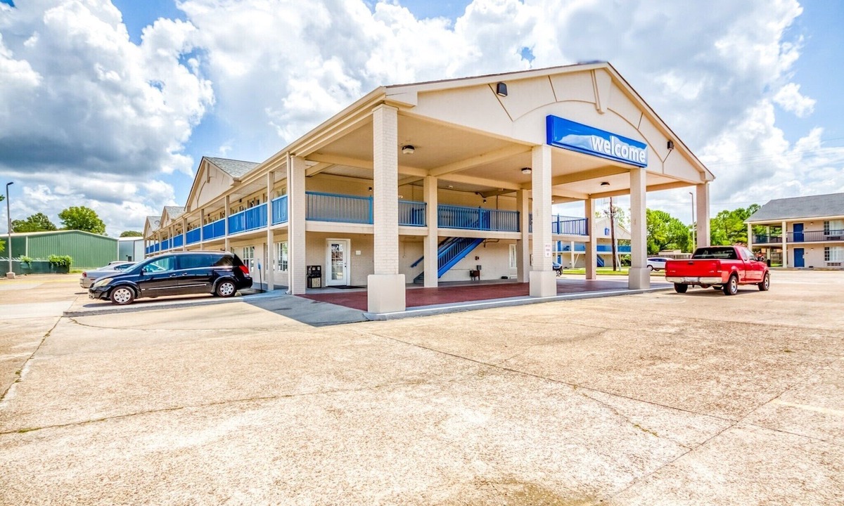 Broadmoor Apartment | 2 Full Beds | Non-Smoking,