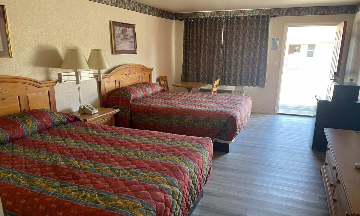 Mathis Apartment | 2 Queen Bed | Smoking