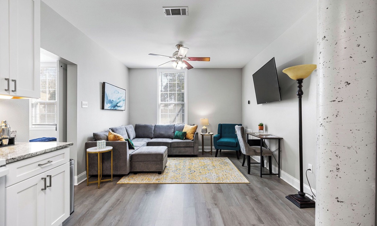 Hammond Apartment | King Bed-Large Living Room-Pool-Hot Tub