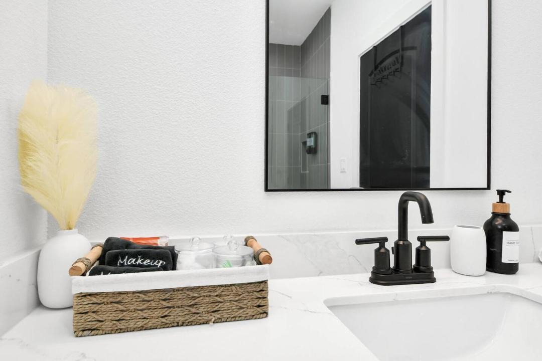 Northeast Houston House | Modern Houston Retreat Near TMC and NRG Sleeps 8