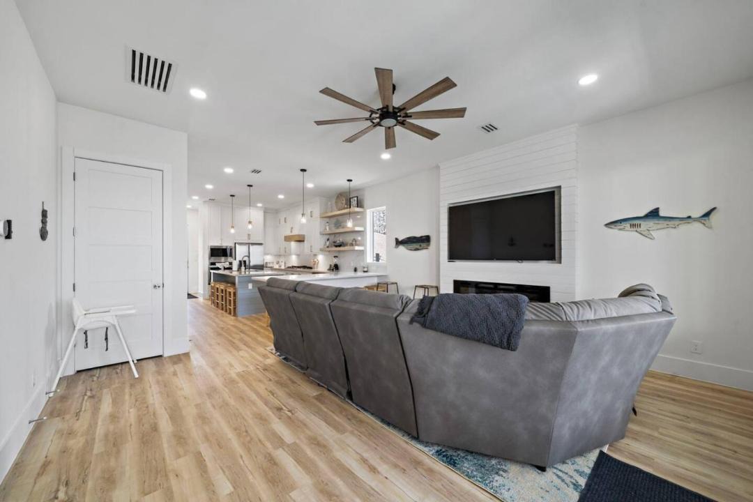 Clear Lake Shores House | Brand new bayfront home, gorgeous pool