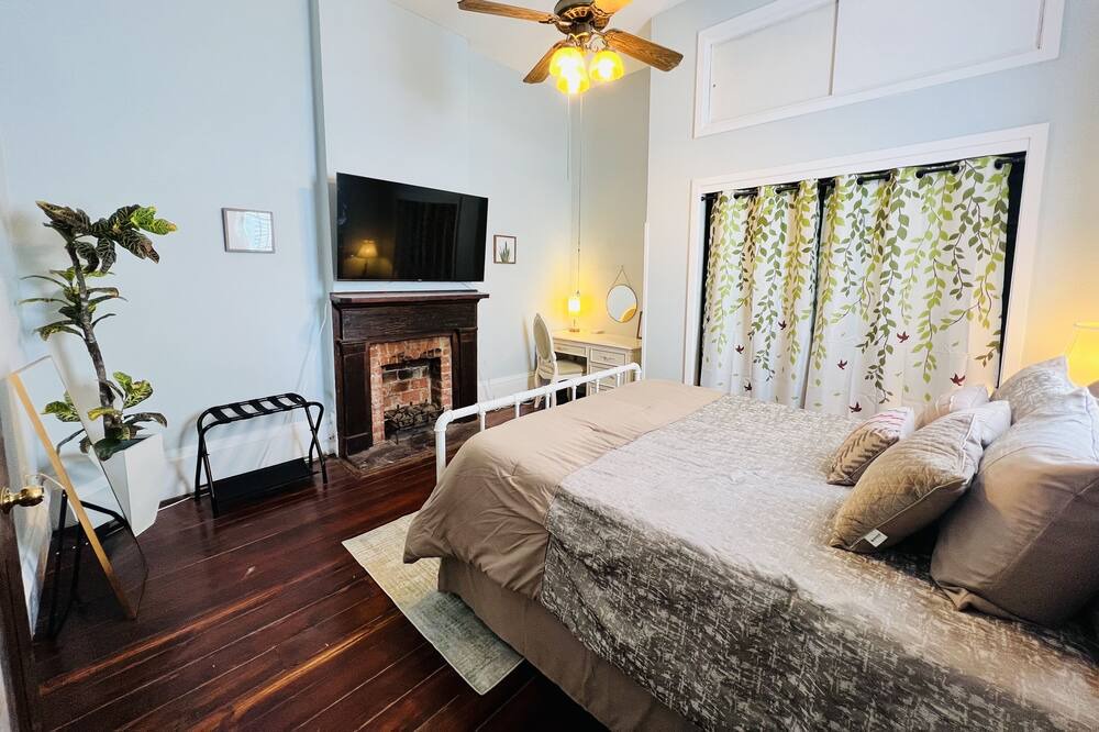 Photo of Bedroom in Algiers Point