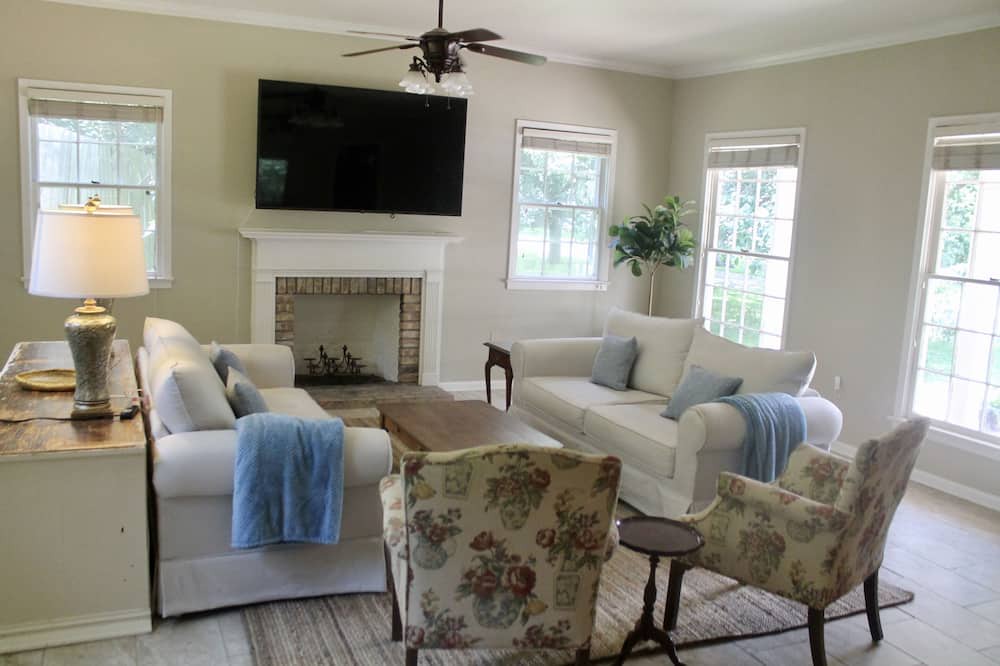 Photo of Livingroom in St. Francisville