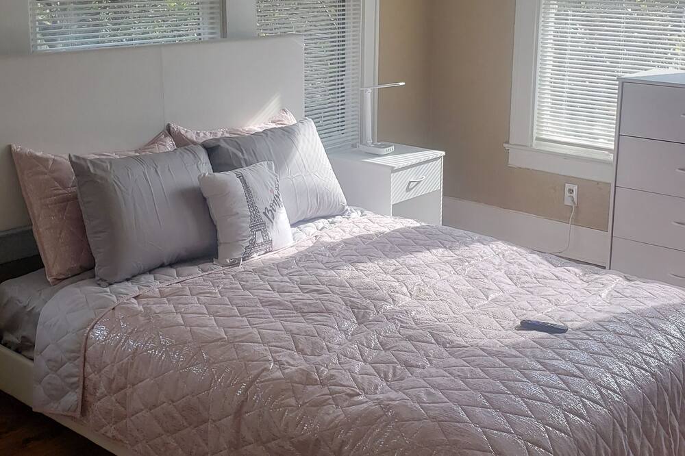 Photo of Bedroom in Highland Historic District