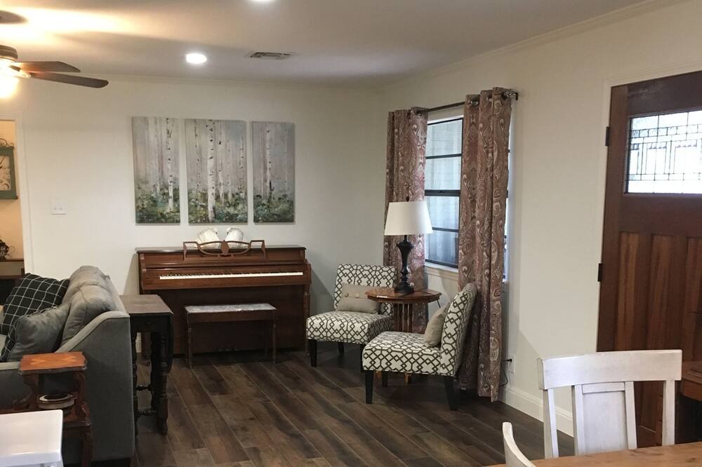 Photo of Livingroom in Dripping Springs