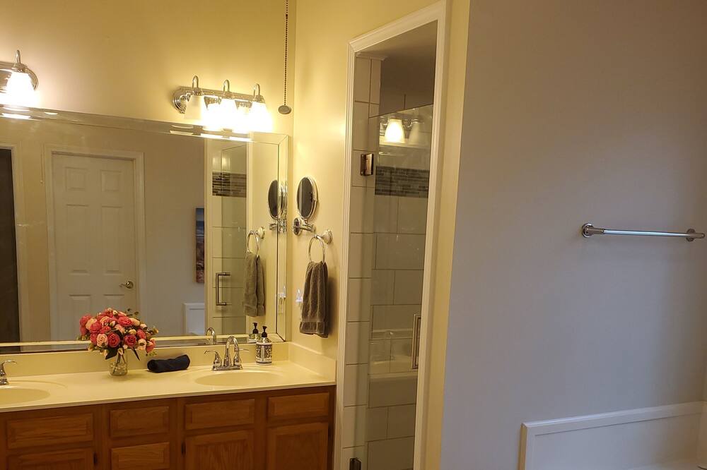 Photo of Bathroom in Diamondhead