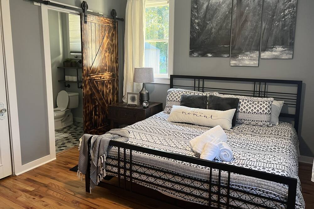 Photo of Bedroom in Jonesville