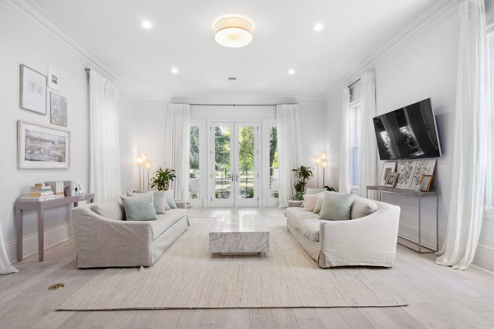 Photo of Livingroom in Black Pearl