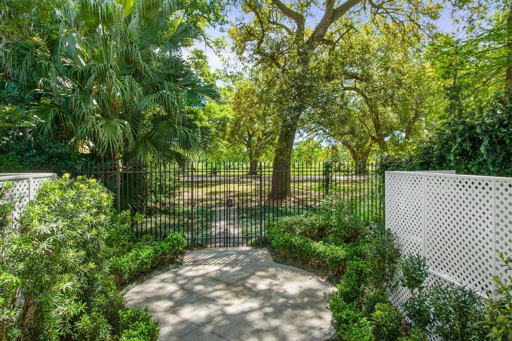 Photo of Outdoor in Black Pearl