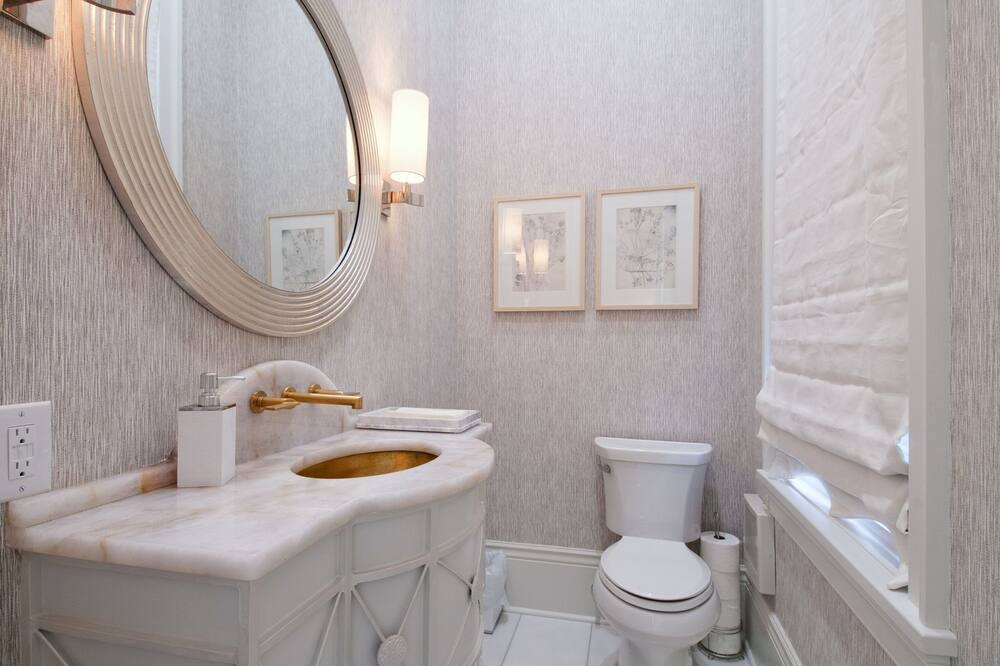 Photo of Bathroom in Black Pearl