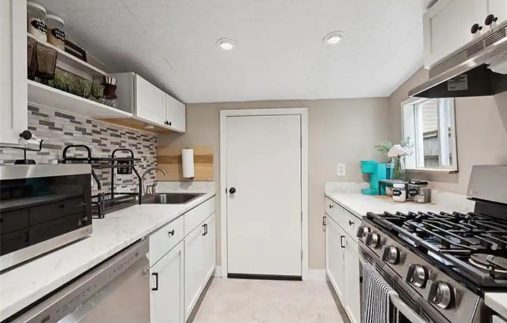 Photo of Kitchen in Black Pearl