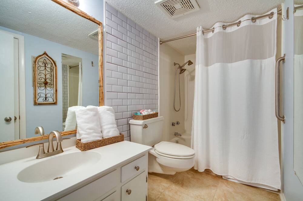 Photo of Bathroom in Diamondhead
