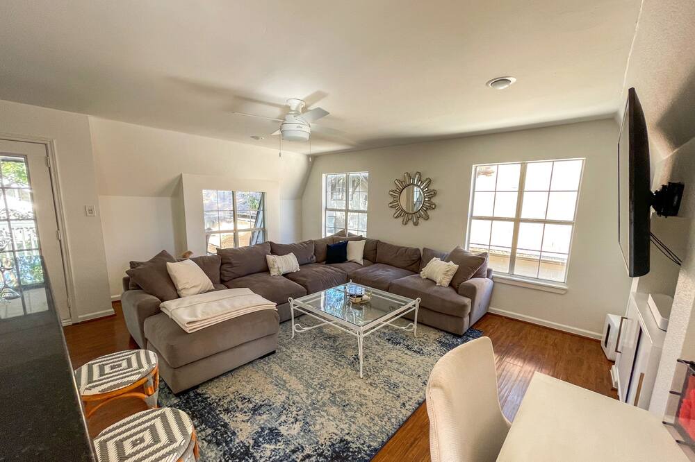Photo of Livingroom in Knox - Henderson