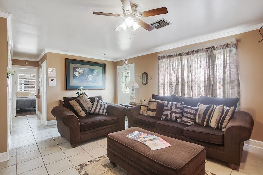 Photo of Livingroom in Old Aurora