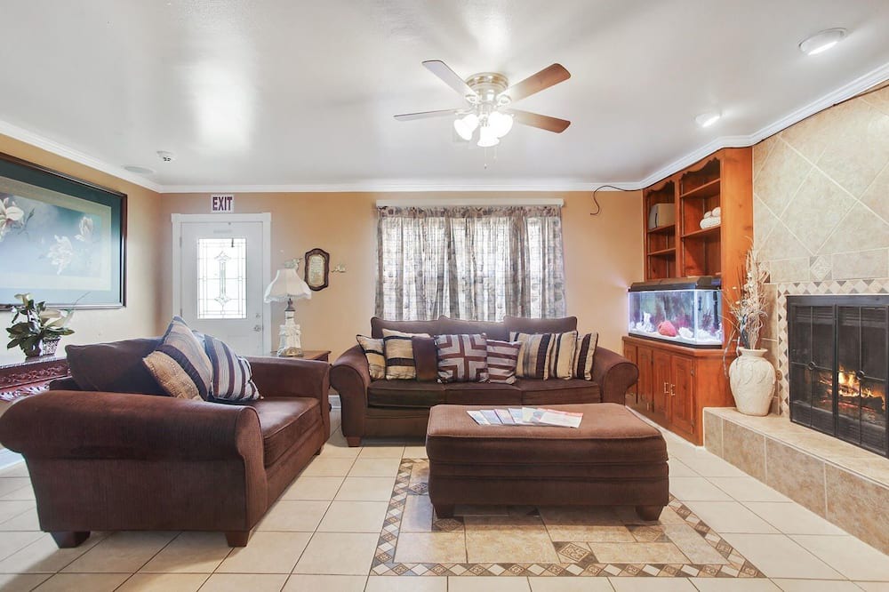 Photo of Livingroom in Old Aurora