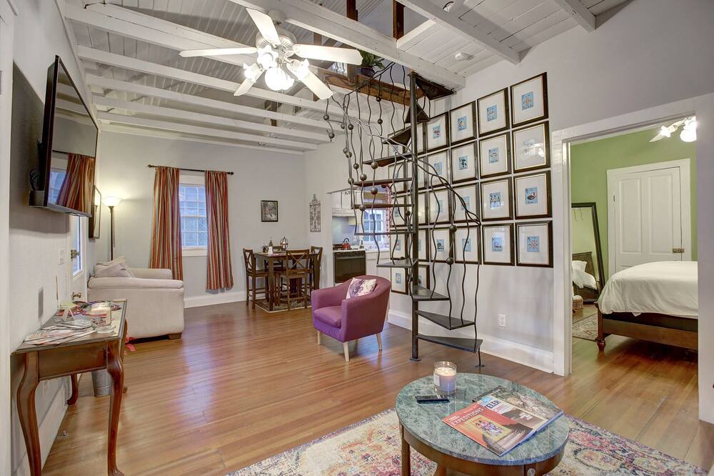 Photo of Livingroom in Seventh Ward