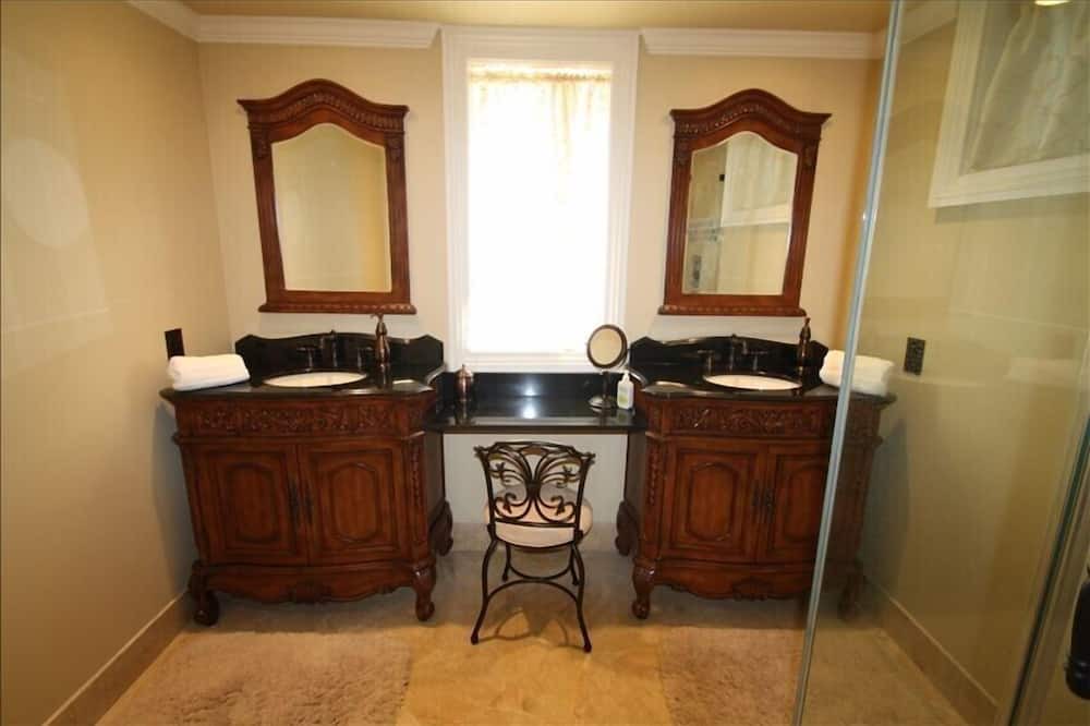 Photo of Bathroom in Carrollton
