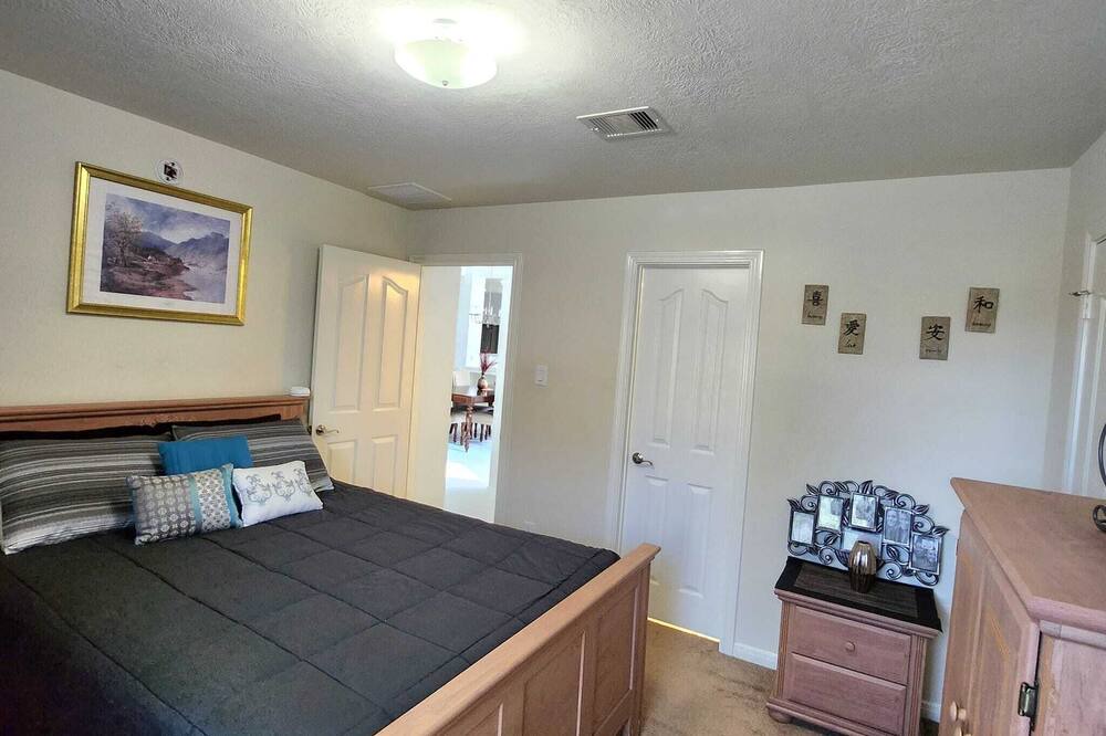 Photo of Bedroom in League City