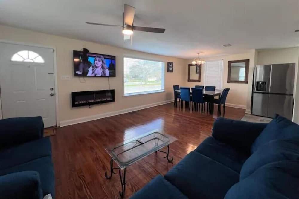 Photo of Livingroom in Behrman