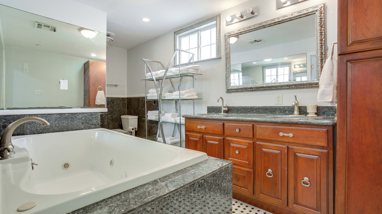 Photo of Bathroom in Central Carrollton Association