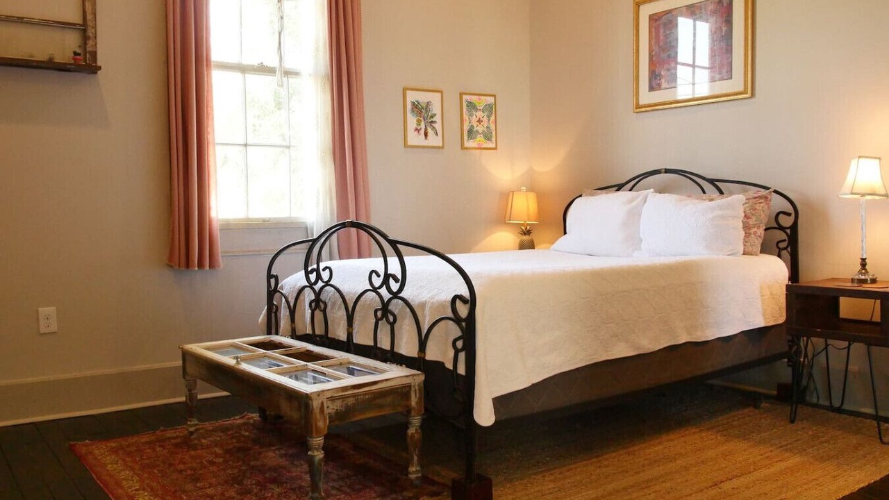 Photo of Bedroom in Holy Cross District