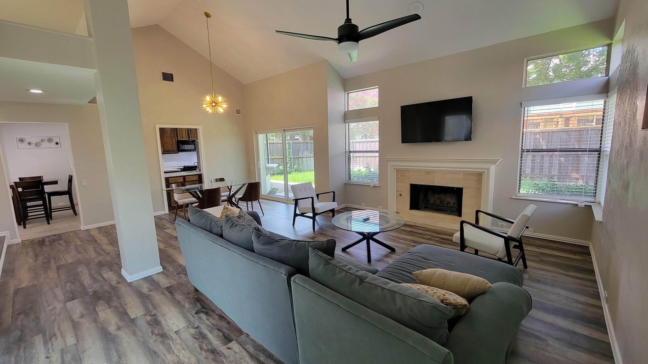 Photo of Livingroom in Far North Dallas
