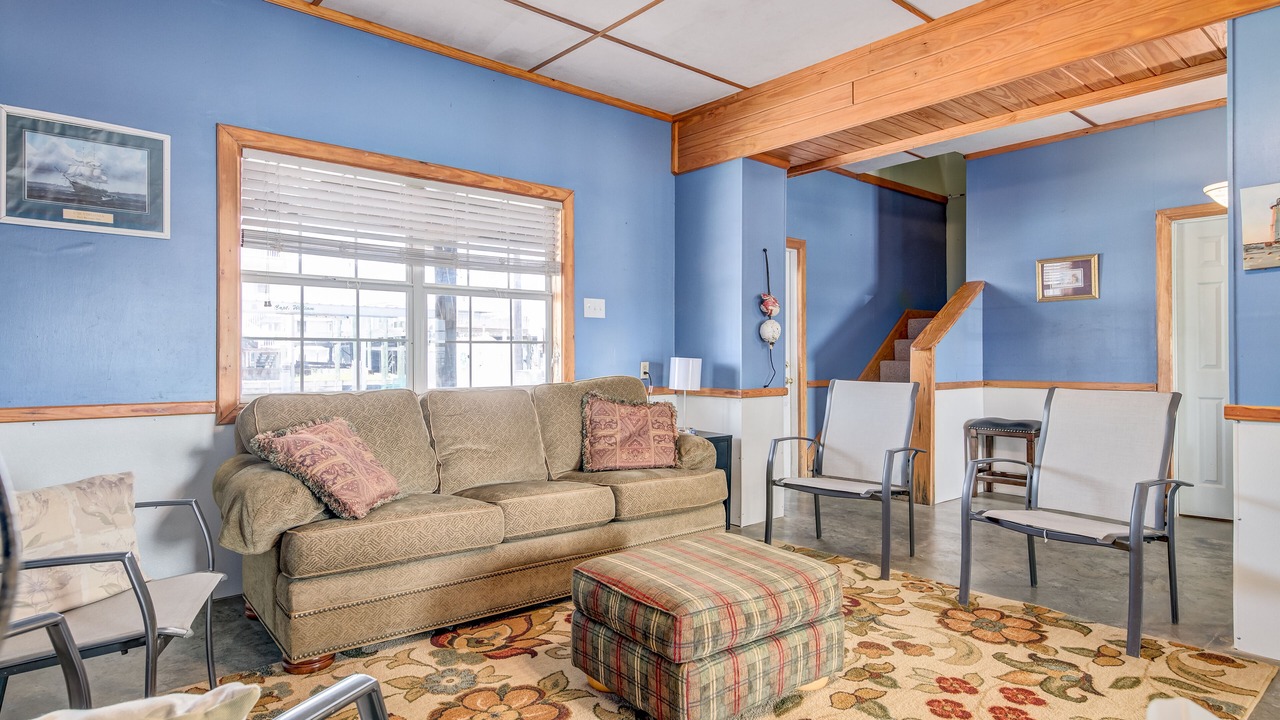Photo of Livingroom in Cypremort Point