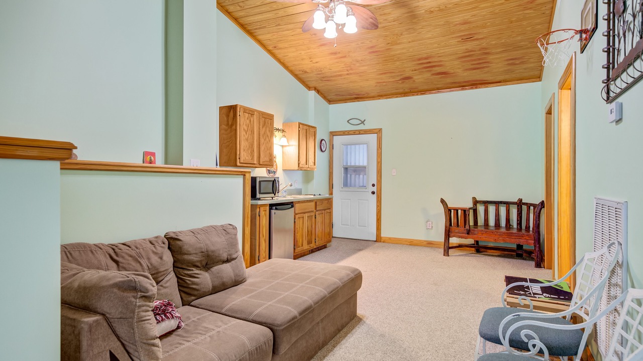 Photo of Livingroom in Cypremort Point