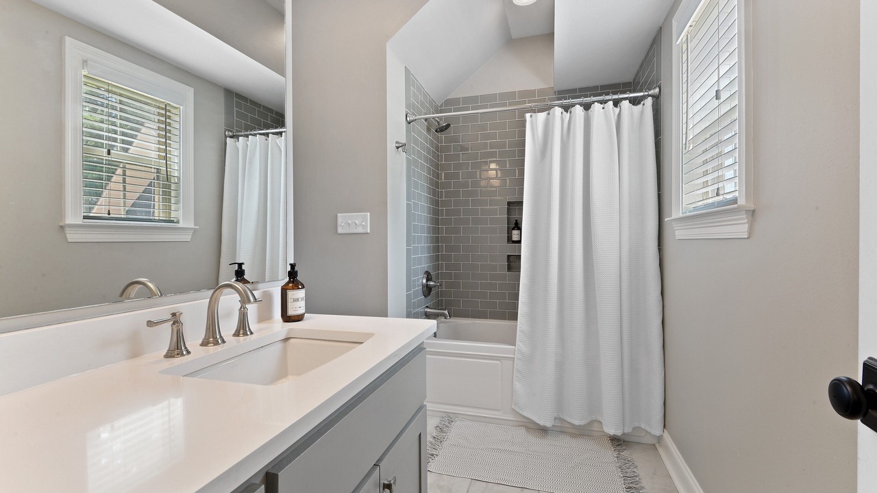 Photo of Bathroom in Oscar